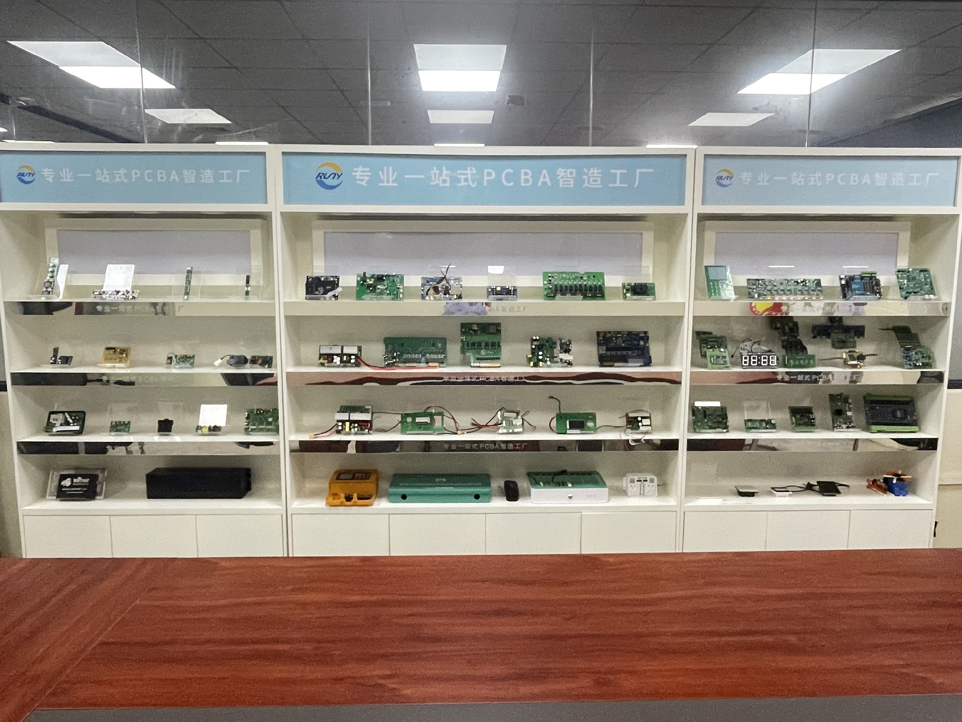 產(chǎn)品展柜.jpg 產(chǎn)品展柜.jpg